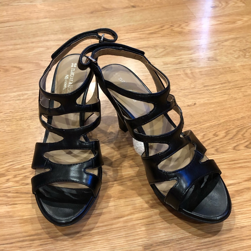 New! - Strap Black Heel
